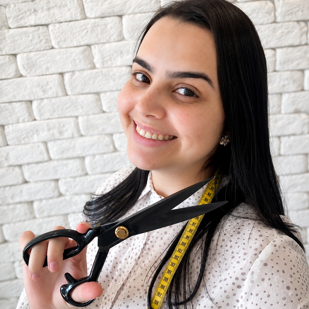 Luana Saraiva, professora de costura e criadora dos moldes