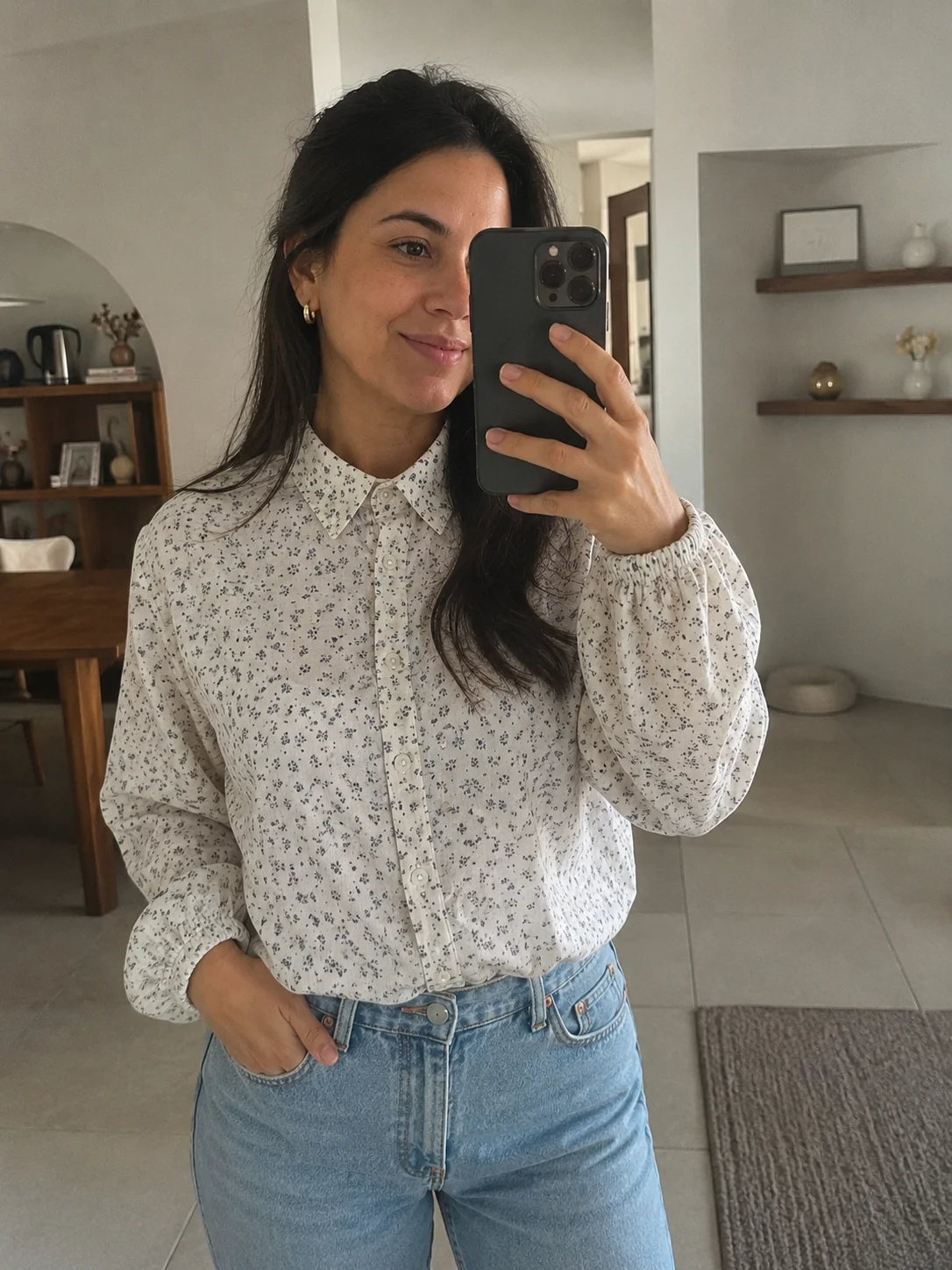 Aluna usando a Camisa Liz que costurou