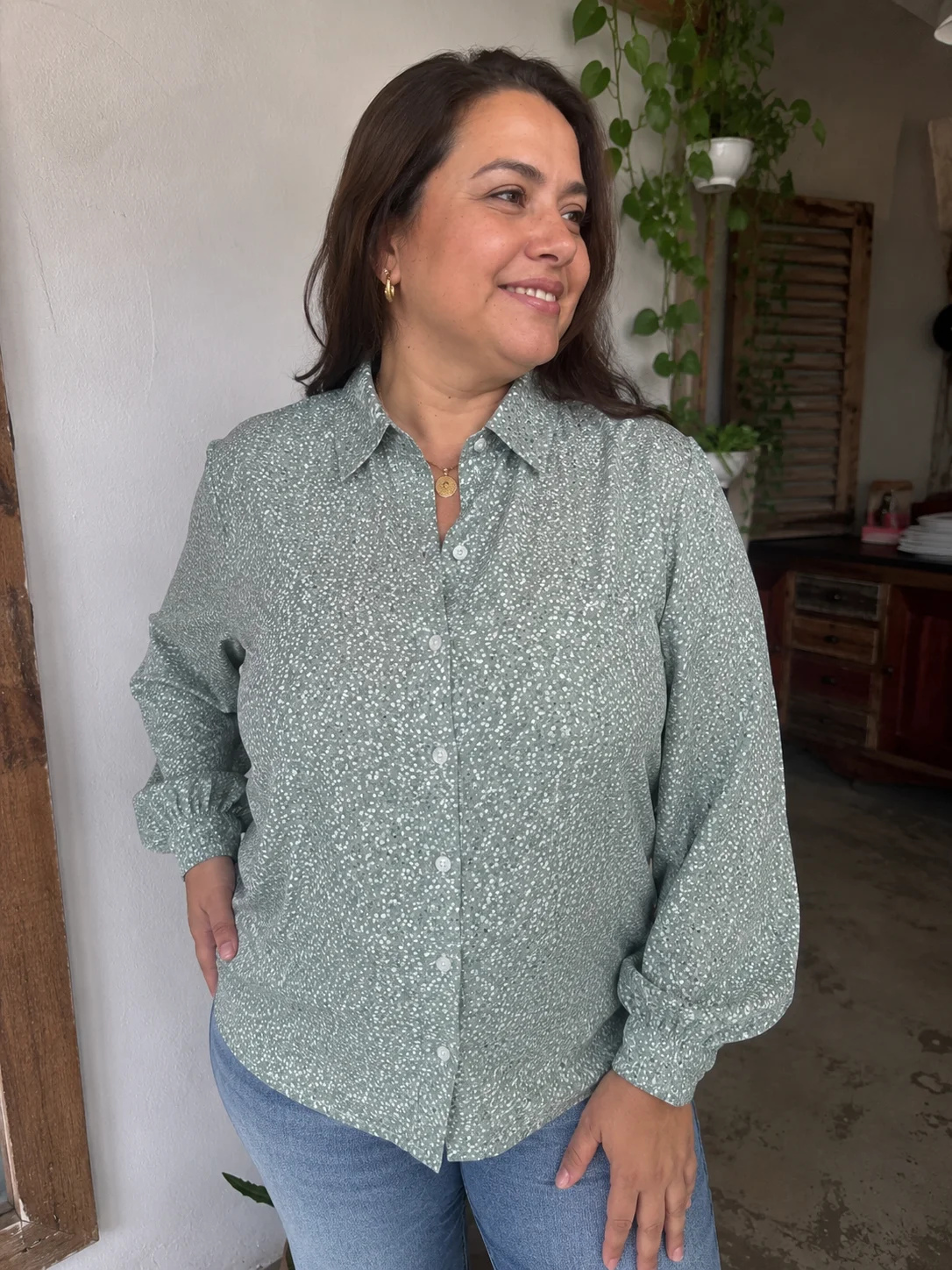 Cliente usando a Camisa Liz que costurou